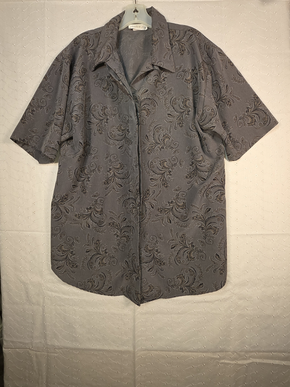 Unbranded Gray Short-Sleeve Button-Up Top with Subtle Paisley